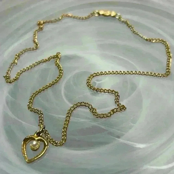 Vintage Gold Tone Heart with Pearl Accent Necklace - Picture 3 of 3